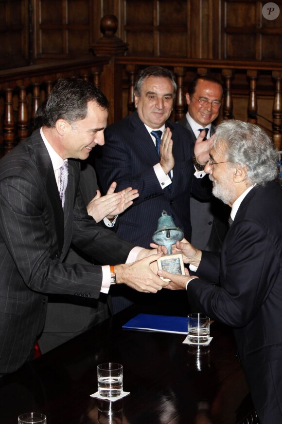 Placido Domingo a reçu des mains du prince Felipe d'Espagne et en présence de son épouse Marta Ornelas le Prix Camino Real 2012, vendredi 11 mai 2012 à l'Université d'Alcala de Henares, à Madrid.