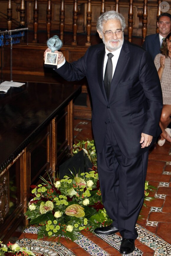 Placido Domingo a reçu des mains du prince Felipe d'Espagne et en présence de son épouse Marta Ornelas le Prix Camino Real 2012, vendredi 11 mai 2012 à l'Université d'Alcala de Henares, à Madrid.
