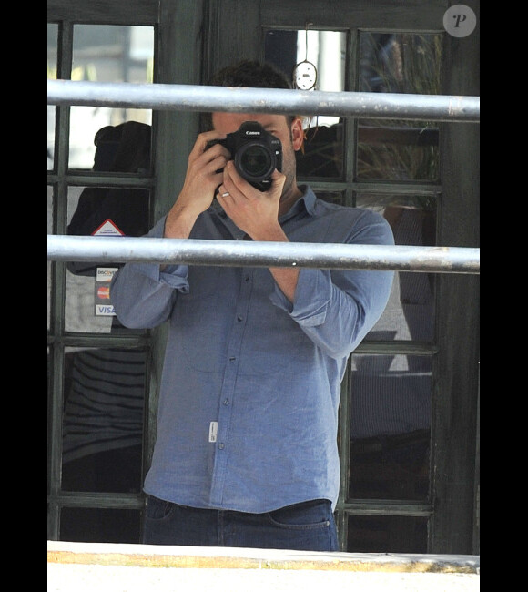 Jennifer Garner prend en photo les photographes, le 11 mai 2012 à Los Angeles