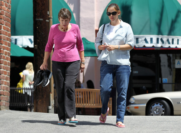 Jennifer Garner et sa mère s'offrent une pédicure à Los Angeles, le 9 mai 2012
