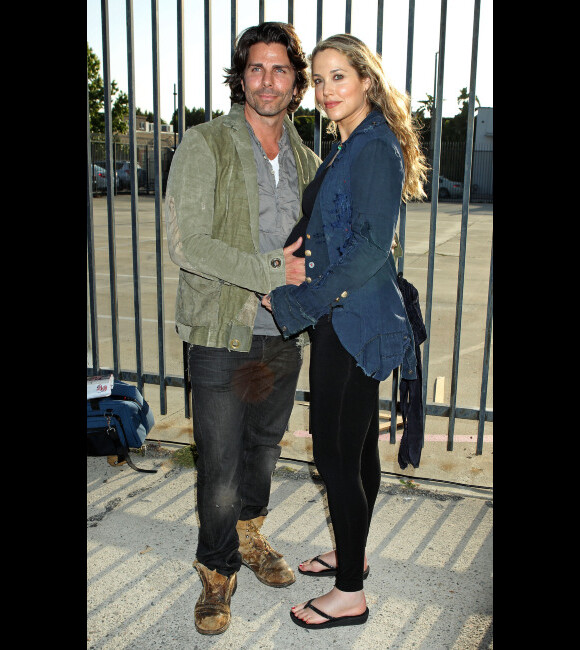 Elizabeth Berkley, enceinte, et son mari Greg Lauren lors du vernissage de l'exposition Rebel à Los Angeles le 12 mai 2012
