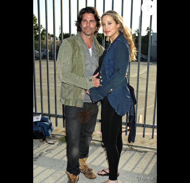 Elizabeth Berkley, enceinte, et son mari Greg Lauren lors du vernissage de l'exposition Rebel à Los Angeles le 12 mai 2012