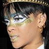 Rihanna, en peignoir et maquillée telle une reine égyptienne, quitte son hôtel, le Gansevoort, pour rejoindre le centre Jacob K. Javits et assister à la soirée de la fondation Robin Hood. New York, le 14 mai 2012.