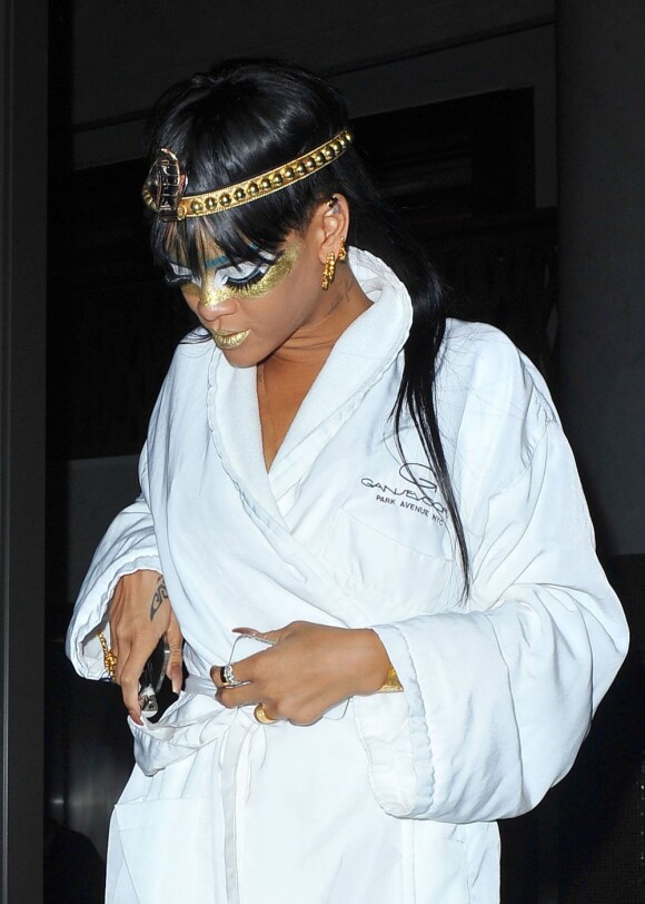 Rihanna, en peignoir et maquillée en Cléopâtre, quitte son hôtel, le Gansevoort. New York, le 14 mai 2012.