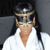 Une téléphone dans chaque main pour Rihanna qui, maquillée en Cléopâtre, quitte son hôtel pour rejoindre le centre Jacob K. Javits et assister à la soirée de la fondation Robin Hood. New York, le 14 mai 2012.