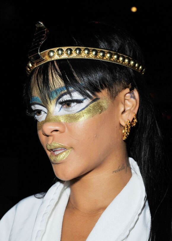 Rihanna, en peignoir et maquillée telle une reine égyptienne, quitte son hôtel, le Gansevoort, pour rejoindre le centre Jacob K. Javits et assister à la soirée de la fondation Robin Hood. New York, le 14 mai 2012.