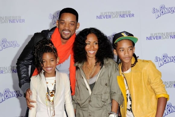 Jaden Smith en famille avec son père Will, sa mère Jada Pinkett et sa soeur Willow, en février 2011 à Los Angeles