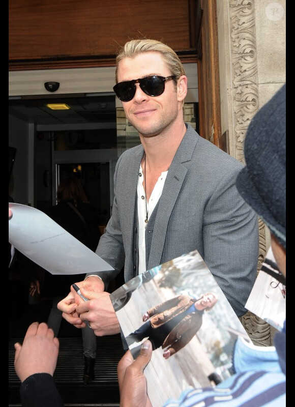 Chris Hemsworth, en plein marathon promotionnel, lors de son arrivée aux studios de la Radio One à Londres le 15 mai 2012