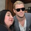 Chris Hemsworth prend la pose aux côtés d'une fan lors de son arrivée aux studios de la Radio One à Londres le 15 mai 2012