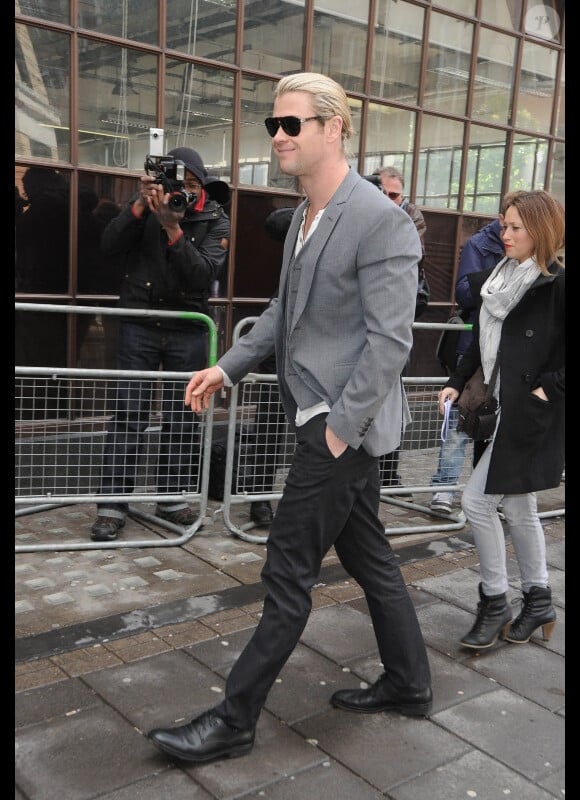 Chris Hemsworth, très élégant, lors de son arrivée aux studios de la Radio One à Londres le 15 mai 2012