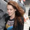 Kristen Stewart, très souriante, lors de son arrivée aux studios de la Radio One à Londres le 15 mai 2012