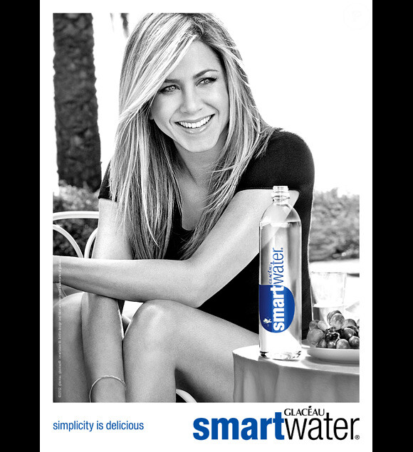 Jennifer Aniston, sublime sur les nouveaux visuels publicitaires pour Smartwater de Glacéau.