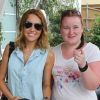 Miley Cyrus fait la rencontre d'une fan devant son hôtel de Miami, le mardi 15 mai 2012.