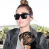 Miley Cyrus prend l'avion pour Miami avec son chiot, à Los Angeles, le lundi 14 mai 2012.