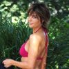 Lisa Rinna, 48 ans, prouve qu'elle a encore de beaux restes dans son bikini rouge. Beverly Hills, le 15 mai 2012.