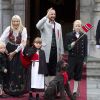 Le prince Haakon de Norvège et sa famille lors de la Fête nationale 2011. Entre 2011 et 2012, le prince Sverre et la princesse Ingrid ont bien changé !