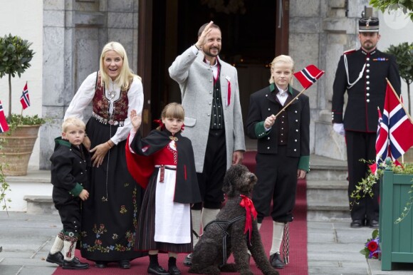Le prince Haakon de Norvège et sa famille lors de la Fête nationale 2011. Entre 2011 et 2012, le prince Sverre et la princesse Ingrid ont bien changé !