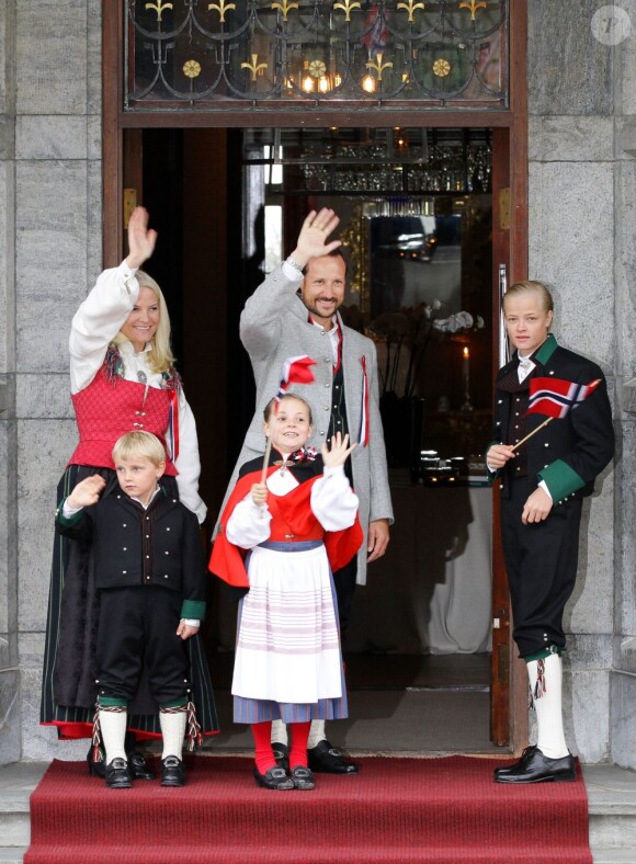 Le prince Haakon, la princesse Mette-Marit et leurs trois enfants, Marius (16 ans), la princesse Ingrid (8 ans) et le prince Christian (6 ans), ainsi que leur labradoodle Milly Kakao, devant leur résidence de Skaugum, à Asker, de bon matin le 17 mai 2012 pour la Fête nationale de Norvège.