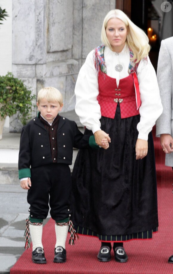 Le prince Haakon, la princesse Mette-Marit et leurs trois enfants, Marius (16 ans), la princesse Ingrid (8 ans) et le prince Christian (6 ans), ainsi que leur labradoodle Milly Kakao, devant leur résidence de Skaugum, à Asker, de bon matin le 17 mai 2012 pour la Fête nationale de Norvège.
