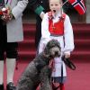 Au tour de la princesse Ingrid de bailler...
Le prince Haakon, la princesse Mette-Marit et leurs trois enfants, Marius (16 ans), la princesse Ingrid (8 ans) et le prince Christian (6 ans), ainsi que leur labradoodle Milly Kakao, devant leur résidence de Skaugum, à Asker, de bon matin le 17 mai 2012 pour la Fête nationale de Norvège.