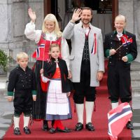 Le prince Haakon avec femme et enfants pour la fête nationale 2012: ça grandit !