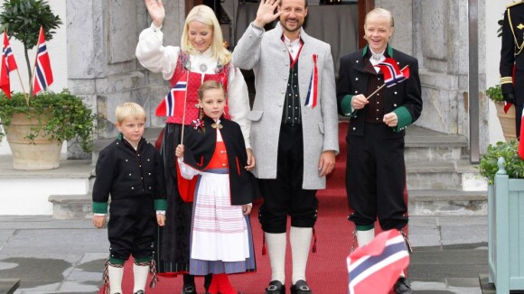 Le prince Haakon avec femme et enfants pour la fête nationale 2012: ça grandit !