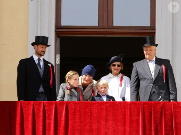 La famille royale de Norvège au balcon du palais royal à Oslo le 17 mai 2012 pour la Fête nationale.