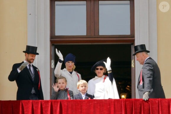 La famille royale de Norvège au balcon du palais royal à Oslo le 17 mai 2012 pour la Fête nationale.