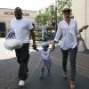 Bobby Brown, sa fiancée Alicia Etheridge et leur fils Cassius à Los Angeles, le 7 avril 2012.