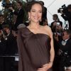 Carmen Chaplin, enceinte, lors de la montée des marches pour la projection de De Rouille et d'os, le 17 mai 2012 au Festival de Cannes 2012.