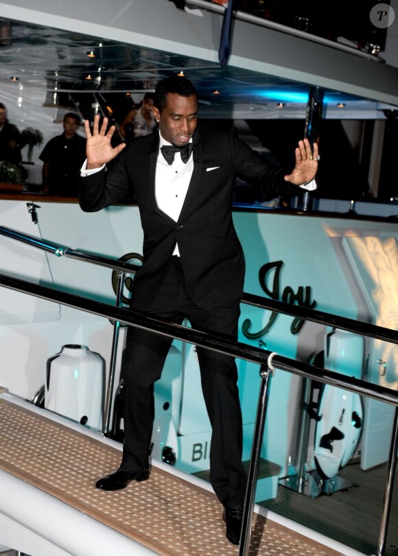 P. Diddy, élégant dans un smoking noir, fait le show devant les photographes présents devant le yacht de Denish Rich. Cannes, le 18 mai 2012.