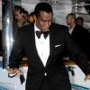 P. Diddy, élégant dans un smoking noir, fait le show devant les photographes présents devant le yacht de Denish Rich. Cannes, le 18 mai 2012.