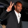 Amaury Nolasco en costume et chaussettes, salue les photographes en quittant la Sphère Party. Cannes, le 18 mai 2012.