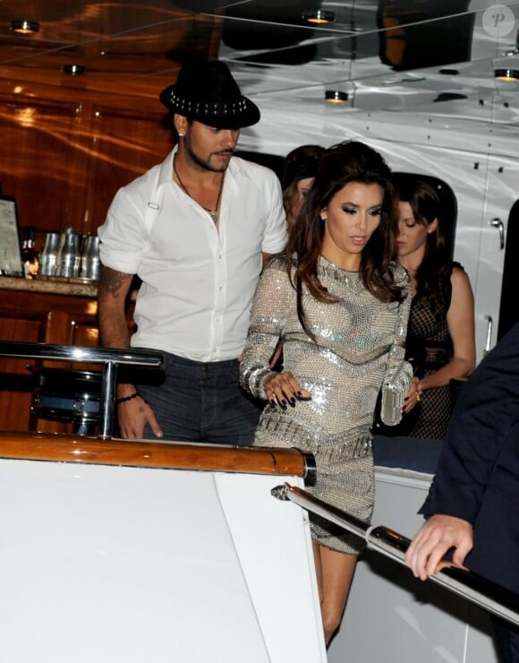 Eva Longoria et son amoureux Eduardo Cruz quittent la Sphère Party à Cannes, le 18 mai 2012.