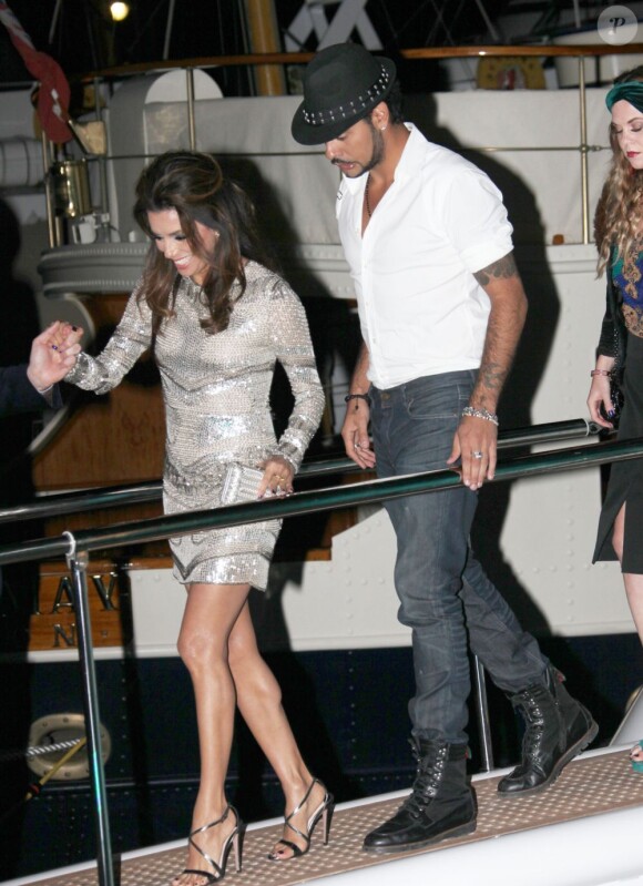 Eva Longoria et Eduardo Cruz quittent le yacht de Denish Rich où avait lieu la Sphère Party, soirée de charité de la Eva Longoria Foundation. Cannes, le 18 mai 2012.