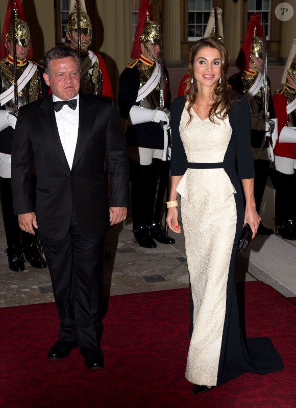 Abdullah II et Rania de Jordanie arrivent à Buckingham. Le prince Charles et Camilla Parker Bowles donnaient le 18 mai 2012 à Buckingham Palace un dîner pour de nombreux royaux étrangers, invités en l'honneur du jubilé de diamant de la reine Elizabeth II. Les convives avaient plus tôt dans la journée déjeuné avec la monarque au château de Windsor.
