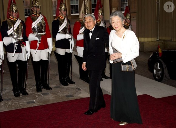 Le prince Charles et Camilla Parker Bowles donnaient le 18 mai 2012 à Buckingham Palace un dîner pour de nombreux royaux étrangers, invités en l'honneur du jubilé de diamant de la reine Elizabeth II. Les convives avaient plus tôt dans la journée déjeuné avec la monarque au château de Windsor.