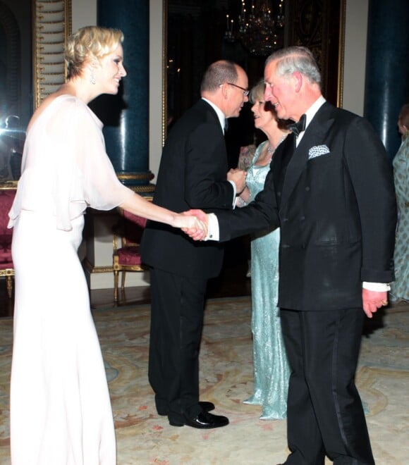 Le prince Albert et la princesse Charlene de Monaco accueillis par le prince Charles et la duchesse de Camilla.
Le prince Charles et Camilla Parker Bowles donnaient le 18 mai 2012 à Buckingham Palace un dîner pour de nombreux royaux étrangers, invités en l'honneur du jubilé de diamant de la reine Elizabeth II. Les convives avaient plus tôt dans la journée déjeuné avec la monarque au château de Windsor.