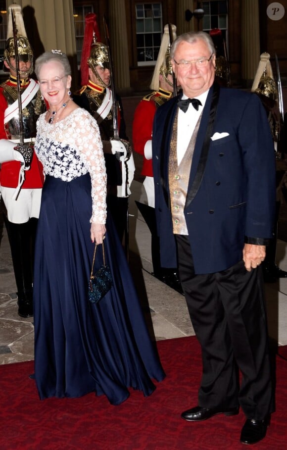 La reine Margrethe II de Danemark et le prince Henrik. Le prince Charles et Camilla Parker Bowles donnaient le 18 mai 2012 à Buckingham Palace un dîner pour de nombreux royaux étrangers, invités en l'honneur du jubilé de diamant de la reine Elizabeth II. Les convives avaient plus tôt dans la journée déjeuné avec la monarque au château de Windsor.