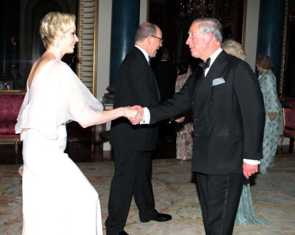 Charlene de Monaco, magnifique en robe Dior, fait la révérence devant le prince Charles, tandis que le prince Albert salue la duchesse Camilla.
Le prince Charles et Camilla Parker Bowles donnaient le 18 mai 2012 à Buckingham Palace un dîner pour de nombreux royaux étrangers, invités en l'honneur du jubilé de diamant de la reine Elizabeth II. Les convives avaient plus tôt dans la journée déjeuné avec la monarque au château de Windsor.