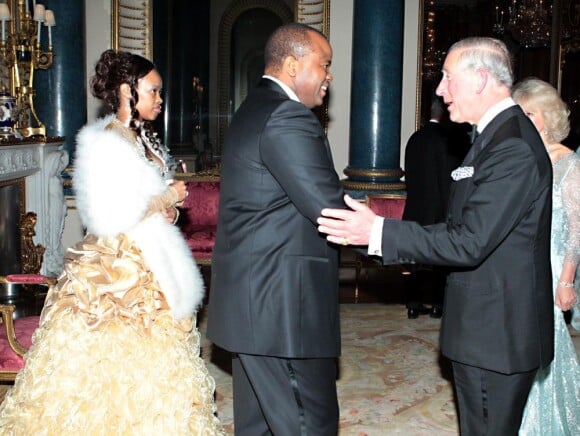 L'arrivée du roi Mswati III du Swaziland, dont la venue a provoqué une vive controverse...
Le prince Charles et Camilla Parker Bowles donnaient le 18 mai 2012 à Buckingham Palace un dîner pour de nombreux royaux étrangers, invités en l'honneur du jubilé de diamant de la reine Elizabeth II. Les convives avaient plus tôt dans la journée déjeuné avec la monarque au château de Windsor.