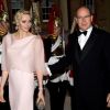 Albert et Charlene à Buckingham. Le prince Charles et Camilla Parker Bowles donnaient le 18 mai 2012 à Buckingham Palace un dîner pour de nombreux royaux étrangers, invités en l'honneur du jubilé de diamant de la reine Elizabeth II. Les convives avaient plus tôt dans la journée déjeuné avec la monarque au château de Windsor.