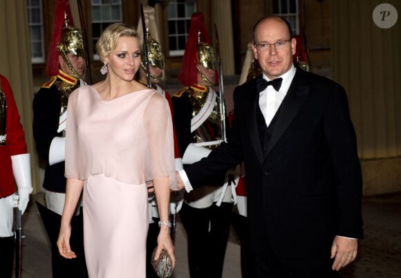 Albert et Charlene à Buckingham. Le prince Charles et Camilla Parker Bowles donnaient le 18 mai 2012 à Buckingham Palace un dîner pour de nombreux royaux étrangers, invités en l'honneur du jubilé de diamant de la reine Elizabeth II. Les convives avaient plus tôt dans la journée déjeuné avec la monarque au château de Windsor.