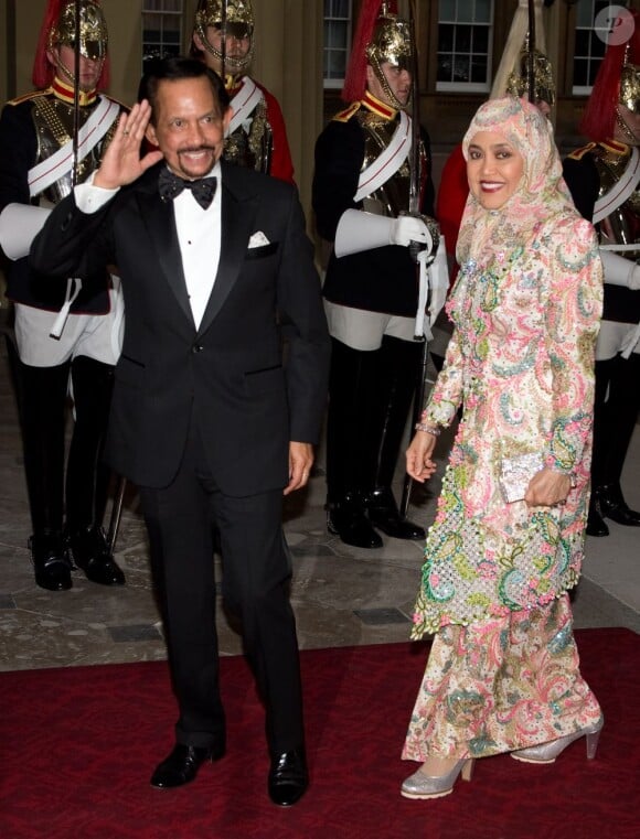 Le sultan de Brunei et sa femme. Le prince Charles et Camilla Parker Bowles donnaient le 18 mai 2012 à Buckingham Palace un dîner pour de nombreux royaux étrangers, invités en l'honneur du jubilé de diamant de la reine Elizabeth II. Les convives avaient plus tôt dans la journée déjeuné avec la monarque au château de Windsor.
