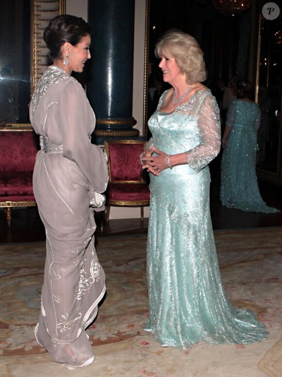 La princesse Lalla Meryem du Maroc, toujours aussi élégante, saluée par Camilla Parker Bowles.
Le prince Charles et Camilla Parker Bowles donnaient le 18 mai 2012 à Buckingham Palace un dîner pour de nombreux royaux étrangers, invités en l'honneur du jubilé de diamant de la reine Elizabeth II. Les convives avaient plus tôt dans la journée déjeuné avec la monarque au château de Windsor.