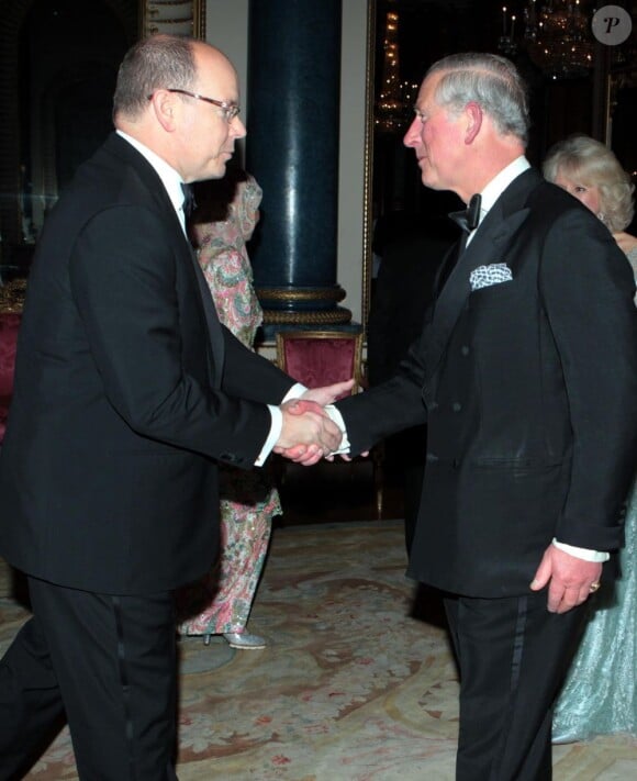 La poignée de main d'Albert et Charles. Le prince Charles et Camilla Parker Bowles donnaient le 18 mai 2012 à Buckingham Palace un dîner pour de nombreux royaux étrangers, invités en l'honneur du jubilé de diamant de la reine Elizabeth II. Les convives avaient plus tôt dans la journée déjeuné avec la monarque au château de Windsor.