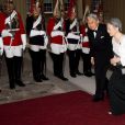L'empereur Akihito du Japon et l'impératrice Michiko. Le prince Charles et Camilla Parker Bowles donnaient le 18 mai 2012 à Buckingham Palace un dîner pour de nombreux royaux étrangers, invités en l'honneur du jubilé de diamant de la reine Elizabeth II. Les convives avaient plus tôt dans la journée déjeuné avec la monarque au château de Windsor.