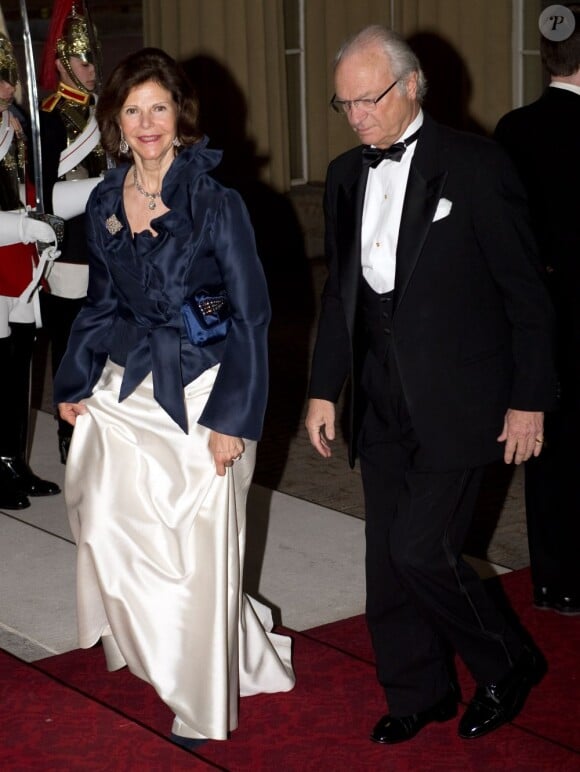 Le roi Carl XVI Gustaf et la reine Silvia de Suède. Le prince Charles et Camilla Parker Bowles donnaient le 18 mai 2012 à Buckingham Palace un dîner pour de nombreux royaux étrangers, invités en l'honneur du jubilé de diamant de la reine Elizabeth II. Les convives avaient plus tôt dans la journée déjeuné avec la monarque au château de Windsor.