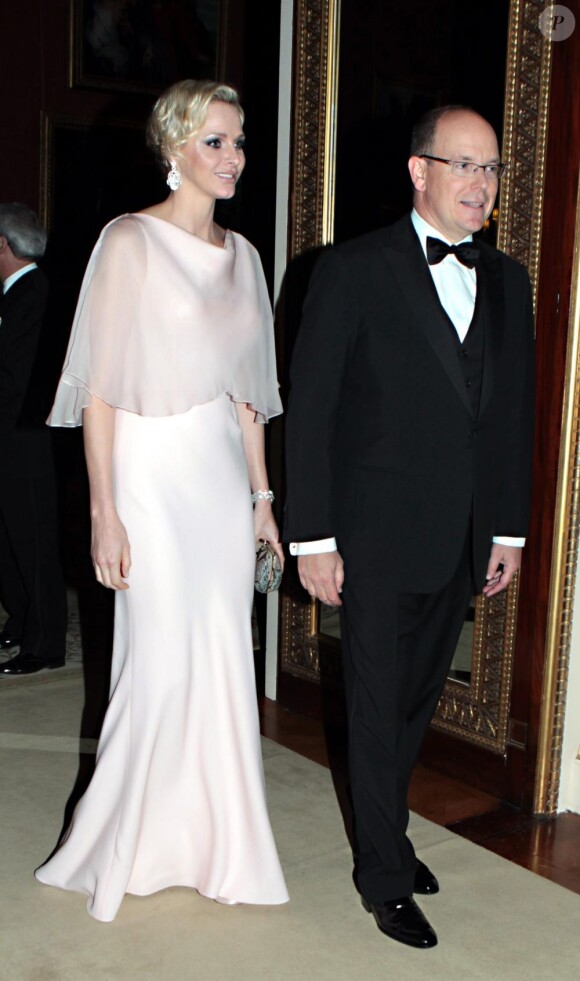 La princesse Charlene et le prince Albert de Monaco arrivent à Buckingham.
Le prince Charles et Camilla Parker Bowles donnaient le 18 mai 2012 à Buckingham Palace un dîner pour de nombreux royaux étrangers, invités en l'honneur du jubilé de diamant de la reine Elizabeth II. Les convives avaient plus tôt dans la journée déjeuné avec la monarque au château de Windsor.