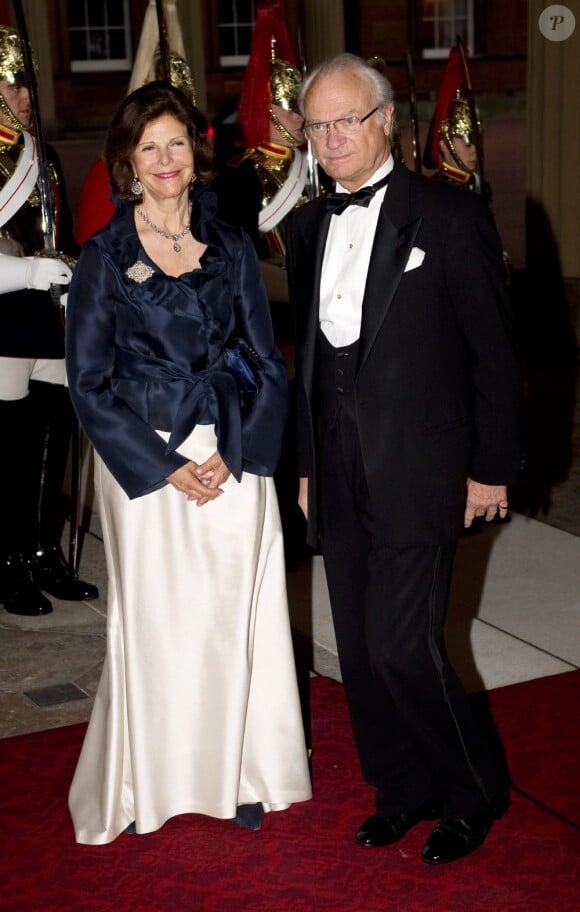 Le roi Carl XVI Gustaf de Suède et la reine Silvia. Le prince Charles et Camilla Parker Bowles donnaient le 18 mai 2012 à Buckingham Palace un dîner pour de nombreux royaux étrangers, invités en l'honneur du jubilé de diamant de la reine Elizabeth II. Les convives avaient plus tôt dans la journée déjeuné avec la monarque au château de Windsor.
